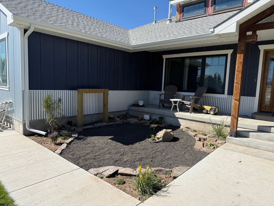 image4 Nice blue sided home with new gutters